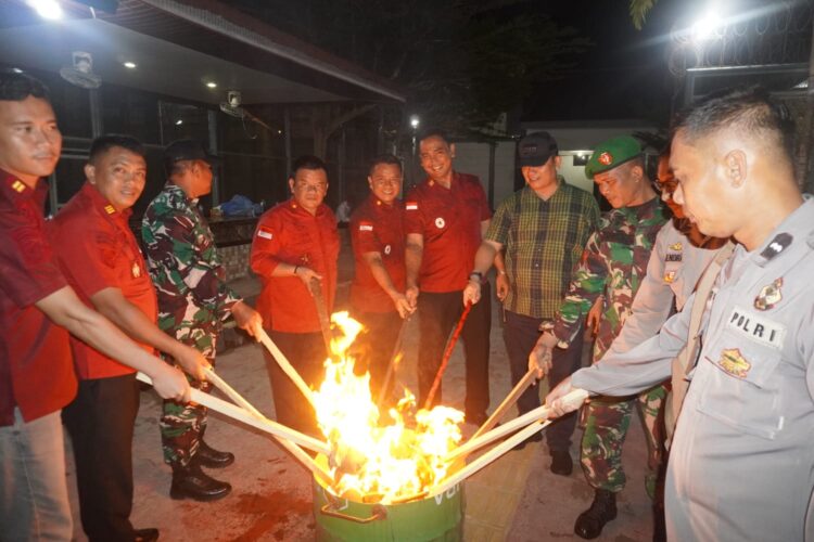 Kalapas Narkotika Langkat Antonio Barus Didampingi Pejabat Staf Beserta Polsek Hinai Dan Koramil 09 Hinai. Memabakar Hasil Razia Yang Dilakukan Di Kamar Wbp.(Doc/Foto : Humas Lapas Kelas IIA Narkotika Langkat)