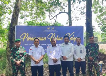 Kalapas Tebing Tinggi Dede Mulyadi dan Kplp Rudy Purba Didampingi Dua Staf Besert 2 Personil TNI Melakukan Sesi Foto Bersama.(Humas Lapas Tebing Tinggi)