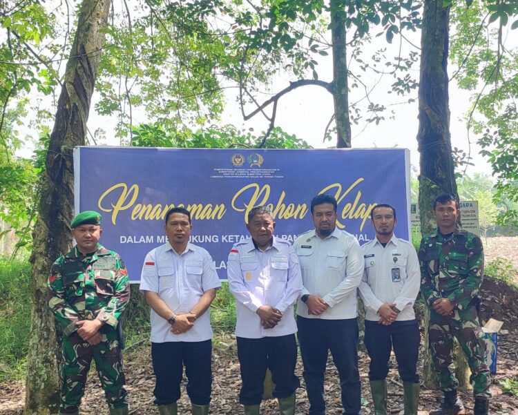 Kalapas Tebing Tinggi Dede Mulyadi dan Kplp Rudy Purba Didampingi Dua Staf Besert 2 Personil TNI Melakukan Sesi Foto Bersama.(Humas Lapas Tebing Tinggi)