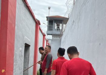 Kplp Tebing Tinggi Rudi B.Purba Beserta Staf Struktural Lakukan Pengecekan Kontrol Brandgang.(Doc/Foto : Humas Lapas Kelas IIA Tebing Tinggi)