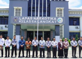 Kalapas Narkotika Langakat, Tapianus Antonio Barus Didampingi Pejabat Struktural Beserta Tim Verlap Kemenimipas Adi Priyo Pratomo Melakukan Foto Bersama Dihalaman Pintu Masuk Lapas Narkotika Langkat.(Humas Narkotika Langkat)