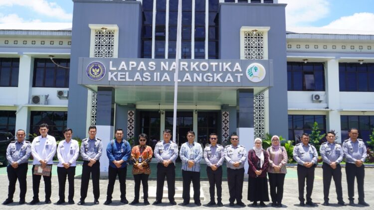 Kalapas Narkotika Langakat, Tapianus Antonio Barus Didampingi Pejabat Struktural Beserta Tim Verlap Kemenimipas Adi Priyo Pratomo Melakukan Foto Bersama Dihalaman Pintu Masuk Lapas Narkotika Langkat.(Humas Narkotika Langkat)