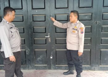 Dua Personil Polsek Seribu Dolok Melakukan Pengecekan Ke Ruko Yang Diduga Tempat Judi Tembak Ikan.(Doc/Foto : Polsek Seribu Dolok)