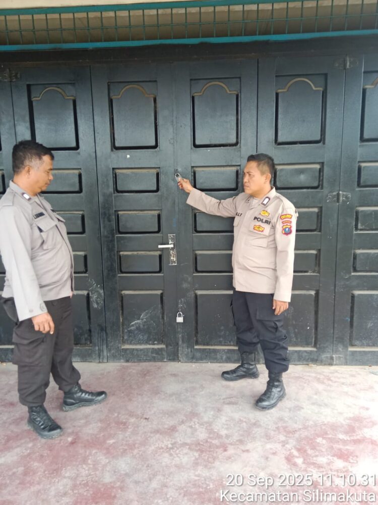 Dua Personil Polsek Seribu Dolok Melakukan Pengecekan Ke Ruko Yang Diduga Tempat Judi Tembak Ikan.(Doc/Foto : Polsek Seribu Dolok)