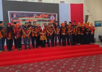 Bupati Natuna, Cen Sui Lan Melakukan Foto Bersama Pengurus Majelis Pimpinan Cabang (MPC) Pemuda Pancasila Natuna Masa Bhakti 2023-2027 di Gedung Sri Serindit, Ranai.(Doc/Foto: Ist)