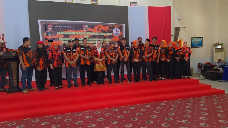Bupati Natuna, Cen Sui Lan Melakukan Foto Bersama Pengurus Majelis Pimpinan Cabang (MPC) Pemuda Pancasila Natuna Masa Bhakti 2023-2027 di Gedung Sri Serindit, Ranai.(Doc/Foto: Ist)