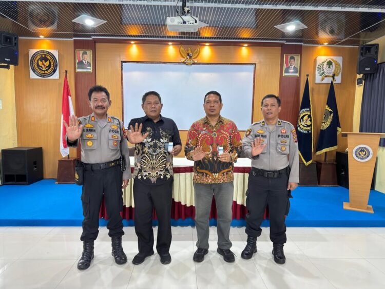 Kalapas Tebing Tinggi Dede Mulyadi Didampingi Kplp Rudi Purba Beserta Kasat Samapta Akp Bambang Irawan Dan Satu Personil Polres Tebing Tinggi Melakukan Sesi Foto Bersama Sambil Memperlihatkan Hasil Tes Urine.(Doc/Foto : Humas Tebing Tinggi)