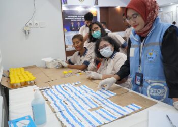 Pegawai Rutan Kelas I Medan Dan BNN Provinsi Sumatra Utara Melakukan Pengecekan Hasil Tes Urine Yang Dilaksanakan.(Doc/Foto : Rutan Medan)