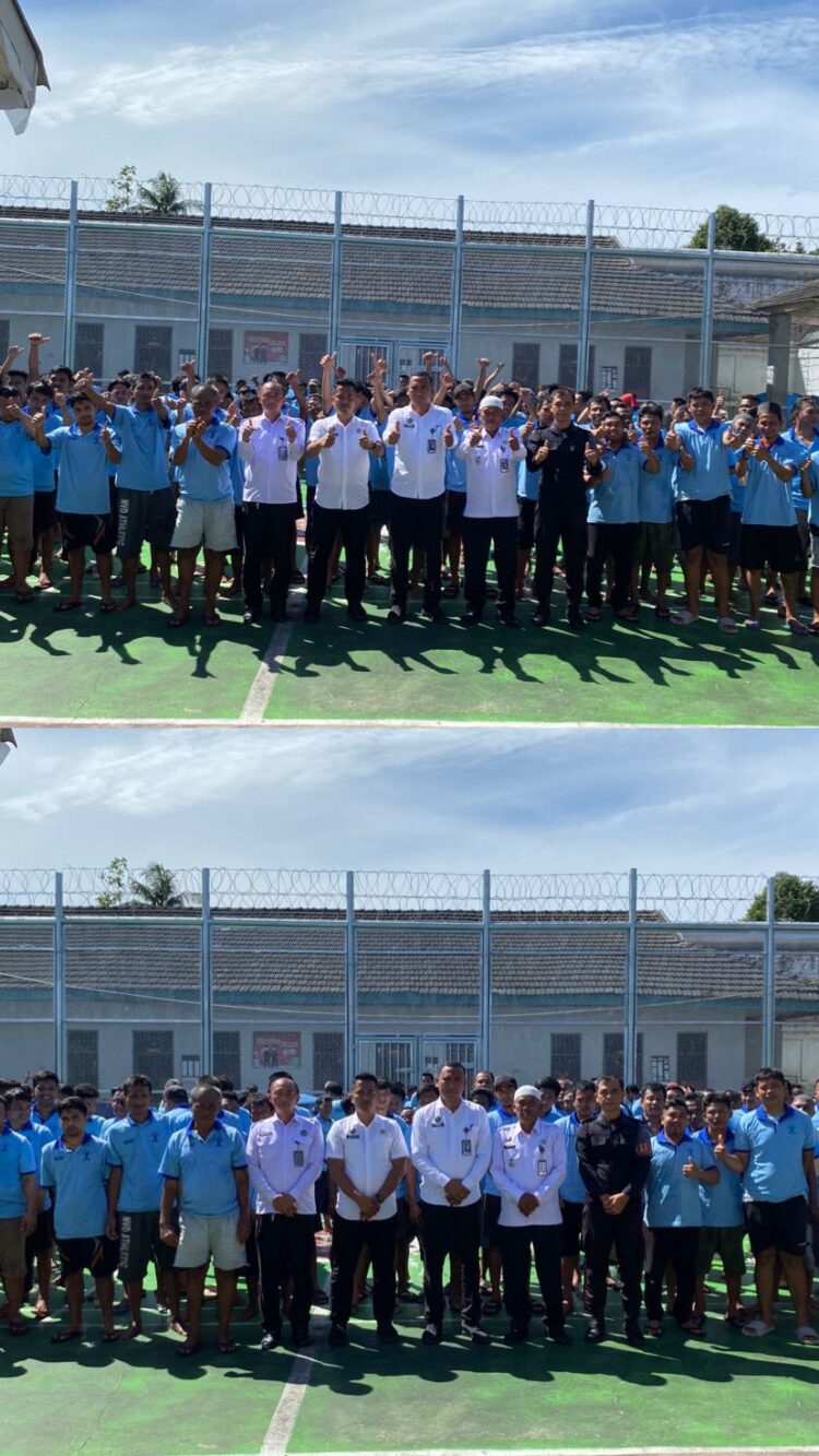 Karutan Tanjung Pura Fransisco Pandia Didampingi Pejabat Struktural Beserta Warga Binaan Melakukan Sesi Foto Bersama Dilapangan Rutan Tanjung Pura.(Doc/Foto : Humas Ratapura)