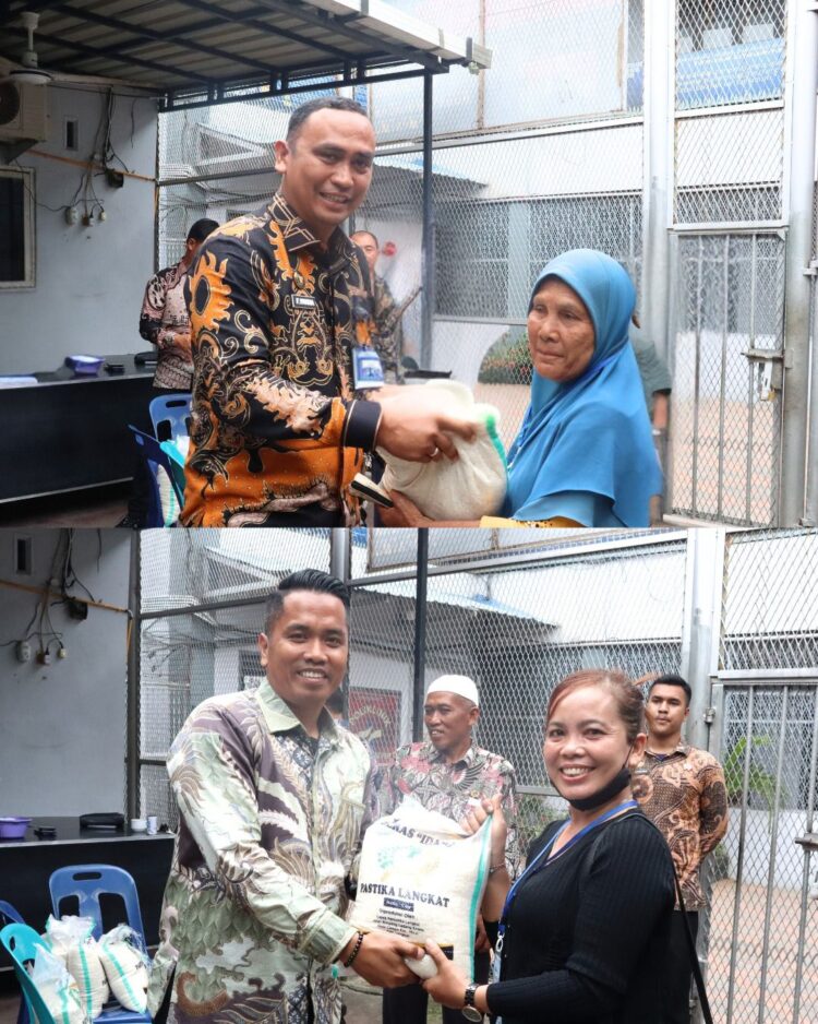 Karutan Tanjung Pura Fransisco Pandia Didampingi Pejabat Struktural Memberikan langsung Bantuan Beras Kepada Keluarga Warga Binaan.(Doc/Foto : Humas Ratapura)