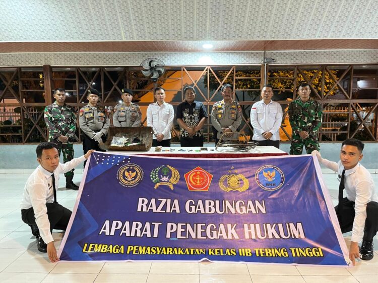 Kalapas Tebing Tinggi Dede Mulyadi Didampingi Kplp Berserta TNI - Polri Melakukan Sesi Foto Bersama dan Barang Bukti Hasil Razia Gabungan.(Doc/Foto : Humas Lapas Tebing Tinggi)