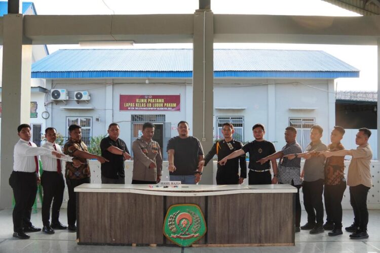 Ka. KPLP Nico Brata Didampingi Personil Kepolisian Dan Pejabat Struktural Lapas Lubuk Pakam Memperlihatkan Hasil Razia Gabungan.(Doc/Foto : Humas Lalupa)