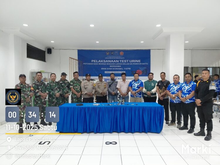 Kalapas Pancur Batu Tribowo Didampingi Pejabat Struktural Beserta TNI - Polri Melakukan Foto Bersama Dihadapan Hasil Razia Gabungan Didalam Lapas.(Doc: Humas Pancur Batu)