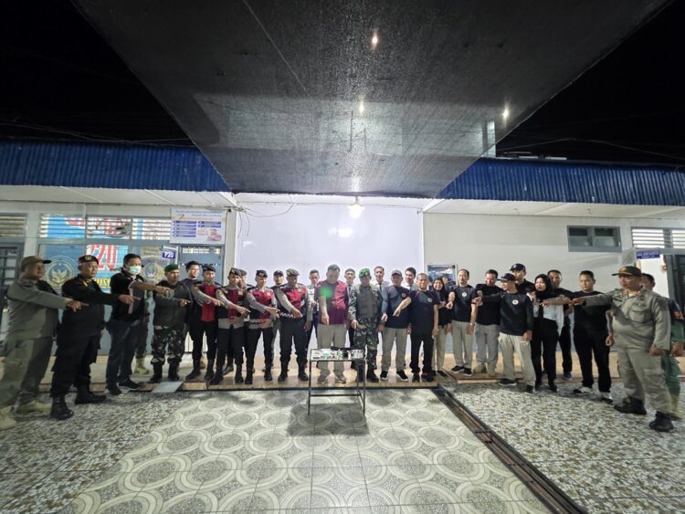 Kalapas Padangsidimpuan Matharios Zulhidayat Hutasoit Didamping Pejabat Strukural Berserta TNI - Polri Melakukan Foto Bersama Sambil Menunjuk Ke Arah Hasil Razia Gabungan.(Doc/Foto: Humassid)