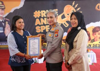 Wakil Wali Kota Pematangsiantar Herlina (kanan) Menyerahkan Cenderamata Kepada Salah Satu Narasumber Sosialisasi #Rise and Speak, Didampingi Oleh Kapolres Pematang Siantar Saudur Sitinjak(Tengah) Polres Pematangsiantar.(Doc/Foto : Ist)