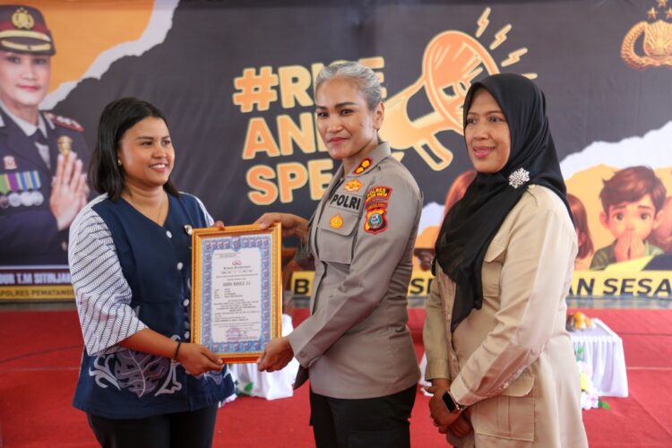 Wakil Wali Kota Pematangsiantar Herlina (kanan) Menyerahkan Cenderamata Kepada Salah Satu Narasumber Sosialisasi #Rise and Speak, Didampingi Oleh Kapolres Pematang Siantar Saudur Sitinjak(Tengah) Polres Pematangsiantar.(Doc/Foto : Ist)