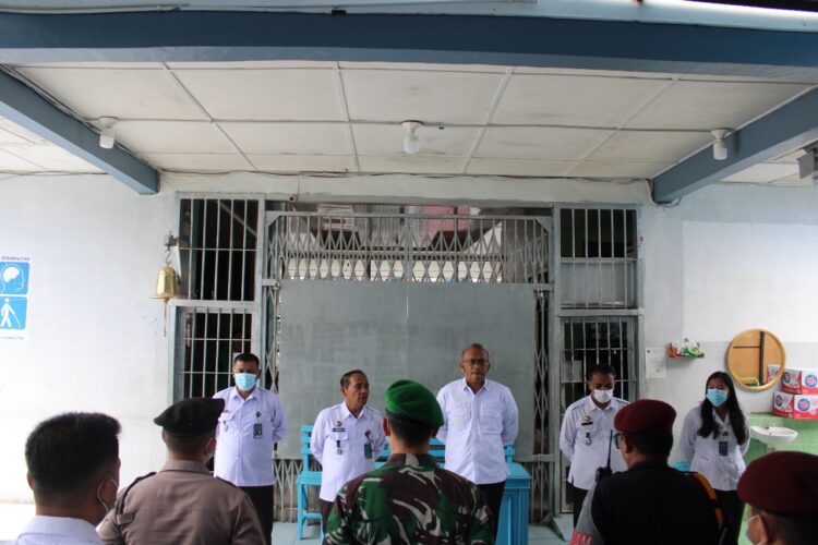 KPLP Edison Tambunan (Tengah) Bersama Petugas Lapas dan Aparat TNI/Polri Bersiap Untuk Razia Rutin, Menunjukkan Komitmen Menjaga Keamanan dan Ketertiban.(Doc/Foto : Humas Siborong - borong)