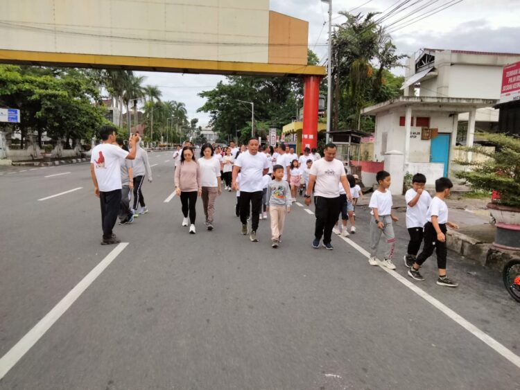 Menggalakkan Hidup Sehat: Peserta, Mulai dari Anak-anak Hingga Dewasa, Berjalan Kompak di Rute Jalan Sehat Persatuan Marga Damanik. Kegiatan ini Sekaligus Memperkuat Silaturahmi Marga Damanik Siantar-Simalungun.(Doc/Foto: Ist)