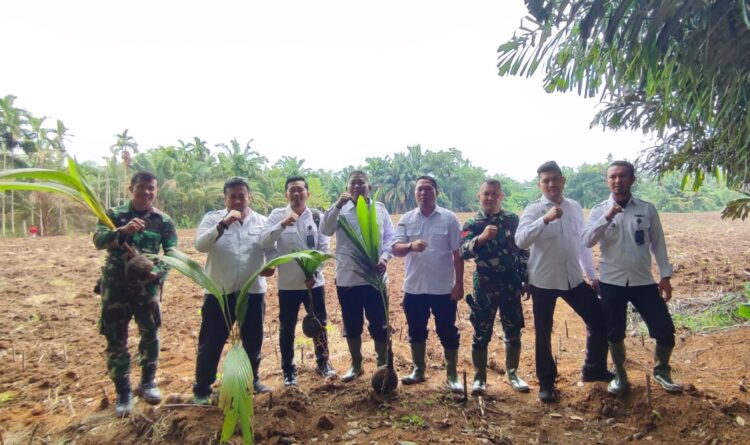 Kepala Lapas Kelas IIB Tebing Tinggi, Dede Mulyadi (tengah, berbaju putih), bersama jajaran petugas Lapas dan mitra TNI, secara simbolis memulai kegiatan penanaman di lahan asimilasi.(Humas Lapas Tebing Tinggi)