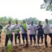 Kepala Lapas Kelas IIB Tebing Tinggi, Dede Mulyadi (tengah, berbaju putih), bersama jajaran petugas Lapas dan mitra TNI, secara simbolis memulai kegiatan penanaman di lahan asimilasi.(Humas Lapas Tebing Tinggi)