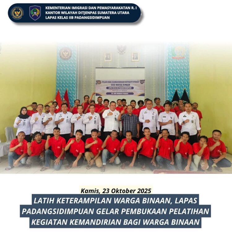 Membekali Masa Depan! Kalapas Kelas IIB Padangsidimpuan, Mathrios Hutasoit, bersama perwakilan CV. Jaya Mandiri Perabot dan jajaran, berfoto bersama Warga Binaan Pemasyarakatan (WBP) peserta Pelatihan Kemandirian Bersertifikat bidang furnitur, Kamis 23/10/2025.(Doc/Foto : Humas Lapassid)