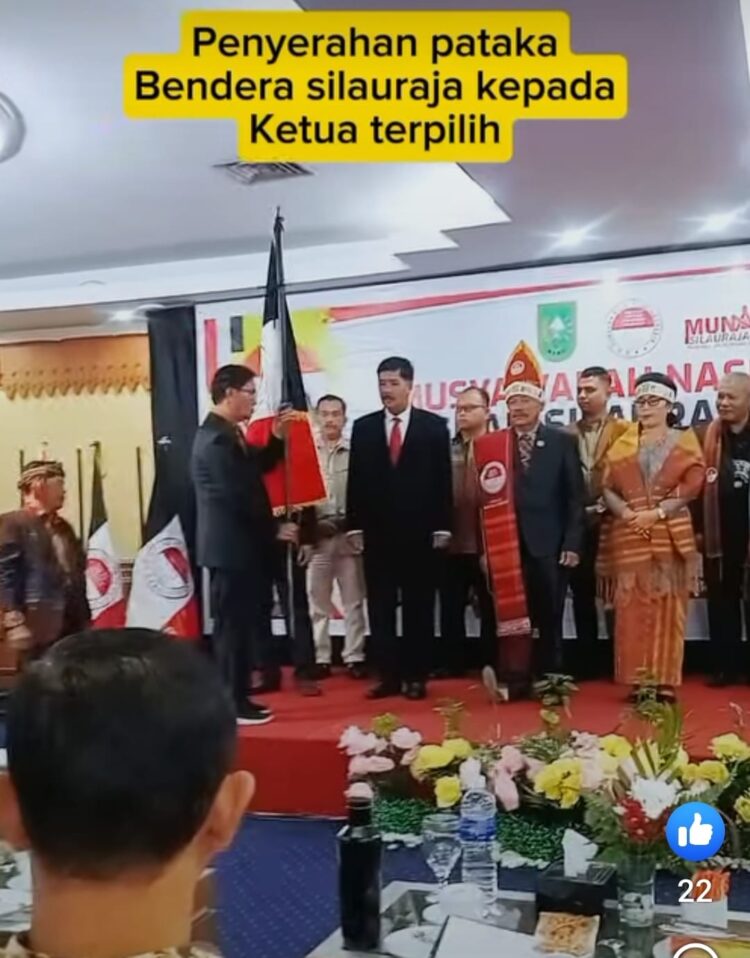 "Tongkat Estafet Kepemimpinan Berlanjut: Ketua Umum terpilih Punguan Silauraja Indonesia (PSI) periode 2025–2029, Bapak Daslan Malau (tengah), menerima penyerahan Pataka Bendera Silauraja pada penutupan Munas Ke-II di Pekanbaru. Penyerahan ini secara simbolis menegaskan amanat untuk memimpin organisasi dan menguatkan semangat 'Sisada Lulu' di seluruh Indonesia."(Doc/Foto : Ist)