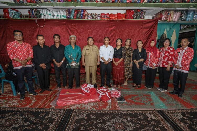 Wali Kota Pematangsiantar, Wesly Silalahi, bersama jajaran Pemko, berpose bersama keluarga korban J Pangaribuan saat menyampaikan dukacita dan menyerahkan bantuan logistik. Bantuan ini merupakan wujud nyata kepedulian Pemko Pematangsiantar untuk meringankan beban keluarga yang tertimpa musibah kebakaran tragis di Siantar Timur.(Doc/Foto: Ist)