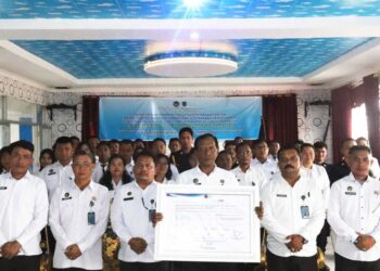 Kepala Lapas Narkotika Kelas IIA Pematangsiantar (tengah, memegang bingkai komitmen) bersama seluruh jajaran petugas berfoto usai Penandatanganan Komitmen Bersama untuk memberantas narkoba, handphone, dan barang terlarang.(Doc/Foto : Humas Lapas Raya)