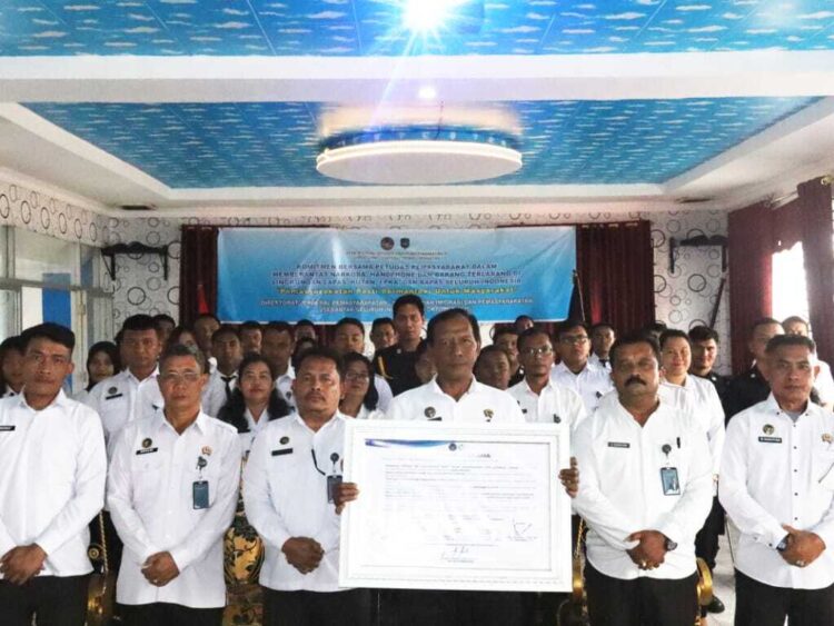 Kepala Lapas Narkotika Kelas IIA Pematangsiantar (tengah, memegang bingkai komitmen) bersama seluruh jajaran petugas berfoto usai Penandatanganan Komitmen Bersama untuk memberantas narkoba, handphone, dan barang terlarang.(Doc/Foto : Humas Lapas Raya)