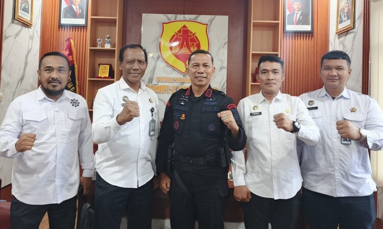 Jajaran pejabat struktural Lapas Narkotika Pematangsiantar (berbaju putih) bersama perwakilan Mako Brimob Kompi II Batalyon B Melakukan Foto Bersama.(Doc/Foto : Ist)