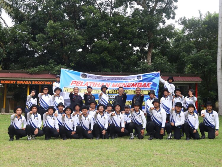 Potret kebersamaan dan sinergi antara petugas Lapas Narkotika Kelas IIA Pematangsiantar dengan Instruktur Brimob.(Doc/Foto : Ist)