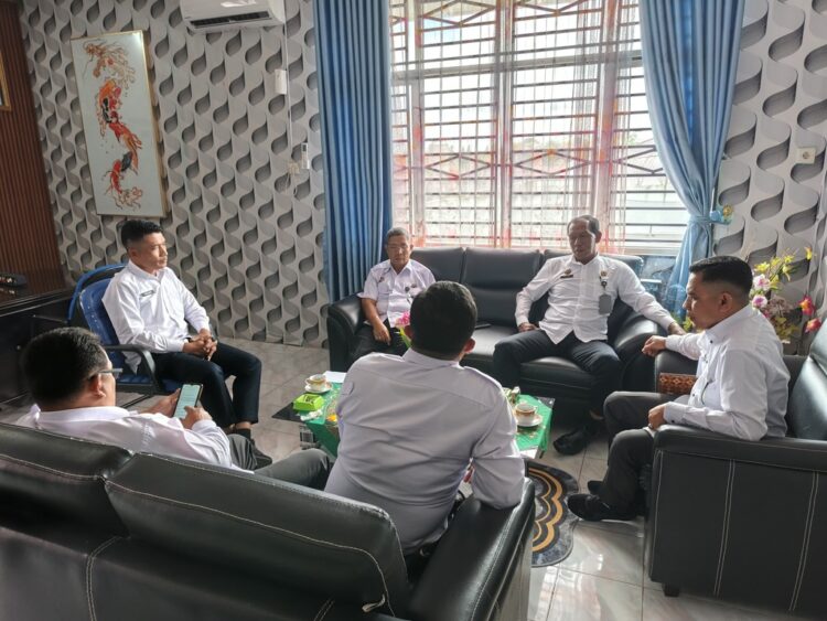 Mempererat Kekompakan. Kalapas bersama jajaran pejabat struktural melaksanakan Coffee Morning untuk evaluasi capaian kerja dan perencanaan strategis Lapas.(Doc/Foto : Ist)