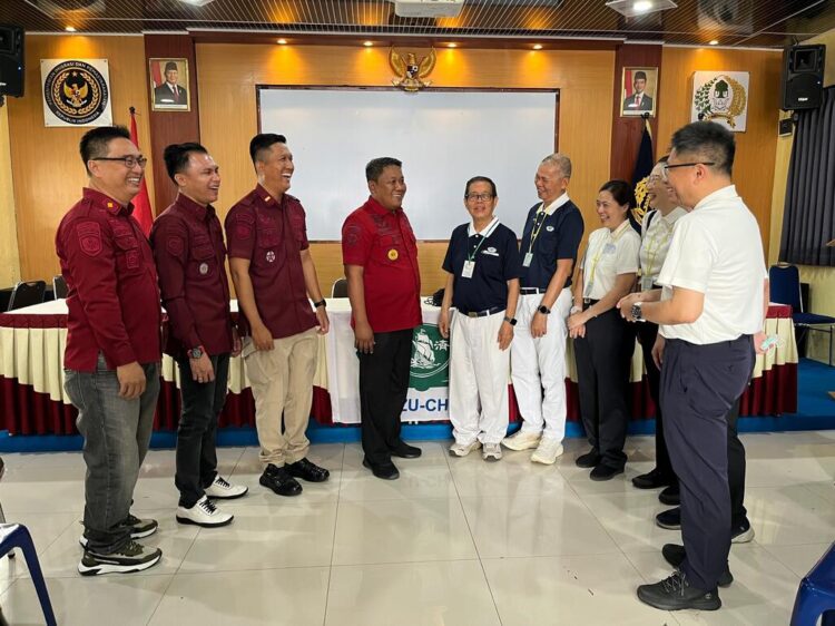 Kepala Lapas Kelas IIB Tebing Tinggi, Dede Mulyadi (tengah, mengenakan seragam merah marun), berbincang akrab dengan perwakilan Yayasan Buddha Tzu Chi Cabang Tebing Tinggi dan TIMA (Tzu Chi International Medical Association).(Doc/Foto : Ist )
