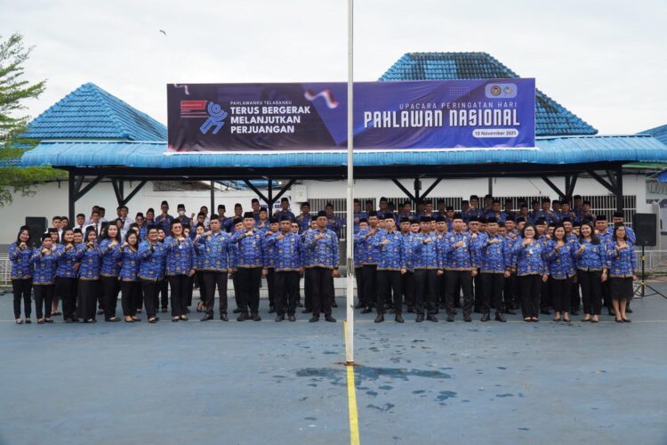 Seluruh jajaran pegawai Rutan Kelas I Medan bersama perwakilan Warga Binaan Pemasyarakatan berfoto bersama usai menggelar Upacara Peringatan Hari Pahlawan Nasional Tahun 2025.(Doc/Foto : Humas Rutan Medan)