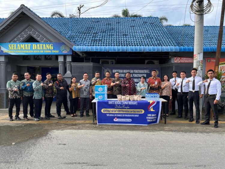 Kepala Lapas Tebing Tinggi, Dede Mulyadi, bersama seluruh jajaran petugas berfoto di depan gerbang Lapas setelah sukses melaksanakan Bakti Sosial "Jumat Berkah" pada Jumat 14/11/2025.(Doc/Foto : Humas Lapas Tebing Tinggi)