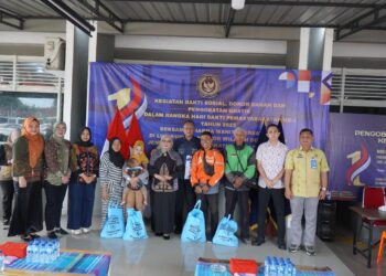 Potret hangat kolaborasi tiga pilar: Pegawai Rutan (kiri dan kanan), Dharma Wanita Persatuan (pusat), dan komunitas ojek online (jaket oranye),Melakukan Foto Bersama.(Doc/Foto : Humas Rutan I Medan)