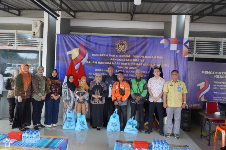 Potret hangat kolaborasi tiga pilar: Pegawai Rutan (kiri dan kanan), Dharma Wanita Persatuan (pusat), dan komunitas ojek online (jaket oranye),Melakukan Foto Bersama.(Doc/Foto : Humas Rutan I Medan)