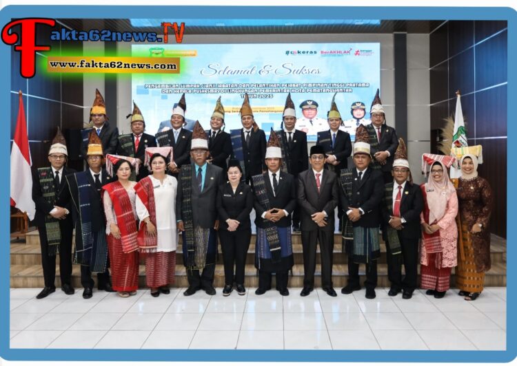 Sekretaris Daerah Kota Pematangsiantar, Junaedi Antonius Sitanggang (tengah, mengenakan gotong), bersama 20 Pejabat Pimpinan Tinggi Pratama dan 1 Kepala Puskesmas usai resmi diambil Sumpah/Janji Jabatannya. Mereka mengenakan pakaian adat Simalungun sebagai simbol amanah dan semangat membangun Kota Pematangsiantar menjadi Cerdas, Sehat, Kreatif, dan Selaras, Rabu 19/11/2025.(Doc/ Foto : Pemko Pematangsiantar)