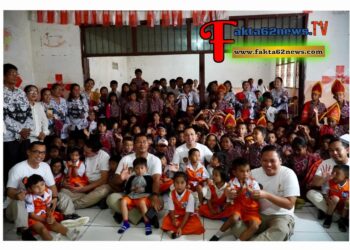 Kepala Rutan Kelas I Medan, Andi Surya (tengah, berbaju putih), bersama jajaran dan murid SD/SMP Taruna Karya dalam acara "Imipas Peduli".(Doc/Foto : Istimewa)