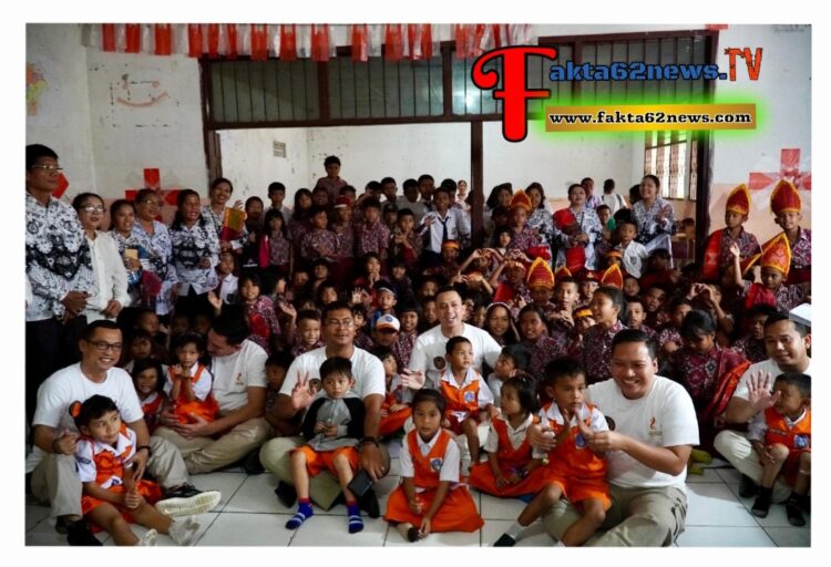 Kepala Rutan Kelas I Medan, Andi Surya (tengah, berbaju putih), bersama jajaran dan murid SD/SMP Taruna Karya dalam acara "Imipas Peduli".(Doc/Foto : Istimewa)