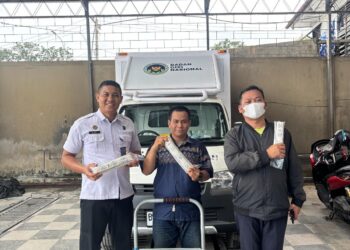 Petugas Rutan I Medan menunjukkan paket RAGUSTA TEMPE hasil karya warga binaan Rutan Medan yang siap didistribusikan ke Dapur Makan Bergizi Gratis (MBG) menggunakan armada Badan Gizi Nasional.(Doc/Foto : Humas Rutan Medan)