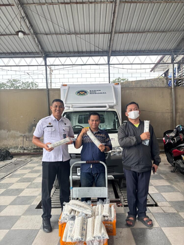 Petugas Rutan I Medan menunjukkan paket RAGUSTA TEMPE hasil karya warga binaan Rutan Medan yang siap didistribusikan ke Dapur Makan Bergizi Gratis (MBG) menggunakan armada Badan Gizi Nasional.(Doc/Foto : Humas Rutan Medan)