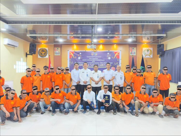 Senyum penuh syukur terpancar dari wajah para warga binaan saat berfoto bersama jajaran pimpinan Lapas Kelas IIB Tebing Tinggi usai penyerahan Remisi Khusus Natal 2025. Momen ini menandai babak baru dalam perjalanan pembinaan mereka menuju kemandirian.(Doc/Foto : Humas Lapas Tebing Tinggi)