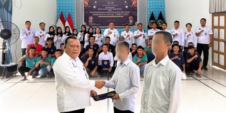 Kalapas Padangsidimpuan, Mathrios Zulhidayat Hutasoit, menyerahkan secara simbolis SK Remisi Khusus Natal 2025 kepada perwakilan warga binaan pada Kamis - 25/12/2025.(Doc/Foto : Humassid)