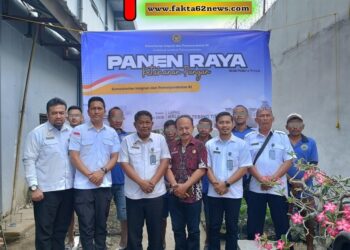 Kalapas Tebing Tinggi, Dede Mulyadi (tengah), berfoto bersama jajaran pejabat struktural dan perwakilan Warga Binaan Pemasyarakatan (WBP) di depan spanduk Panen Raya Ketahanan Pangan Serentak, Kamis 15/01/2026.(Doc/Foto: Humas Lapas Tebing Tinggi)