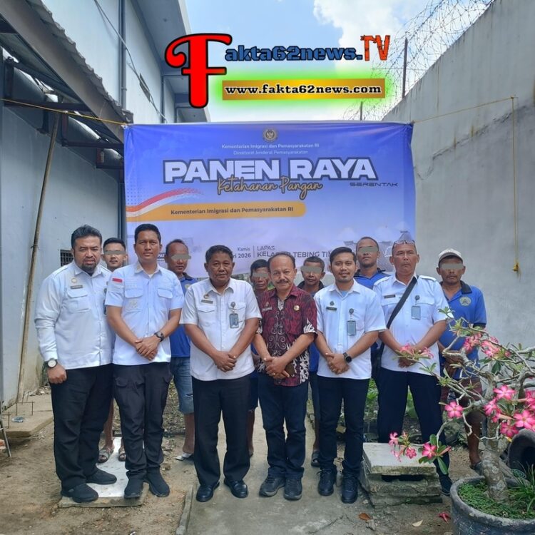 Kalapas Tebing Tinggi, Dede Mulyadi (tengah), berfoto bersama jajaran pejabat struktural dan perwakilan Warga Binaan Pemasyarakatan (WBP) di depan spanduk Panen Raya Ketahanan Pangan Serentak, Kamis 15/01/2026.(Doc/Foto: Humas Lapas Tebing Tinggi)