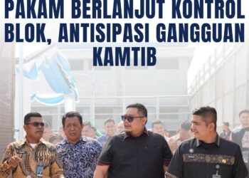 Kepala Pengamanan Lapas (Ka. KPLP) Lubuk Pakam, Nico Brata MP. Nainggolan, memimpin langsung jajaran dalam kegiatan kontrol blok hunian usai pelaksanaan aksi Jumat Bersih.(Doc/Foto : Humas Lapas Lubuk Pakam)