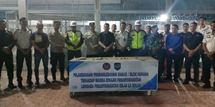 Jajaran Lapas Kelas IIA Binjai bersama BNN, TNI, Polri, dan Denpom I/5-2 berfoto bersama usai menggelar razia gabungan di blok hunian warga binaan, Kamis malam 29/01/2026.(Doc/Foto : Humas Lapas Binjai)