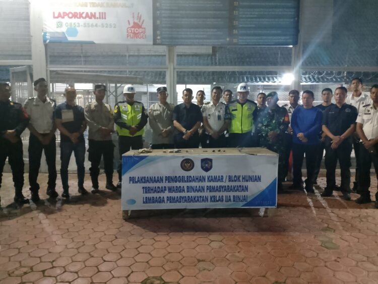 Jajaran Lapas Kelas IIA Binjai bersama BNN, TNI, Polri, dan Denpom I/5-2 berfoto bersama usai menggelar razia gabungan di blok hunian warga binaan, Kamis malam 29/01/2026.(Doc/Foto : Humas Lapas Binjai)