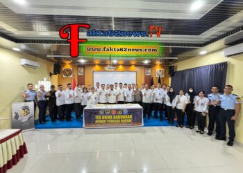 Kepala Lapas Kelas IIB Tebing Tinggi, Dede Mulyadi, bersama jajaran petugas Lapas dan personel Polres Tebing Tinggi berfoto bersama usai pelaksanaan tes urine gabungan di Aula Sasanatama, Kamis 8/1/2026.(Doc/Foto : Humas Lapas Tebing Tinggi)